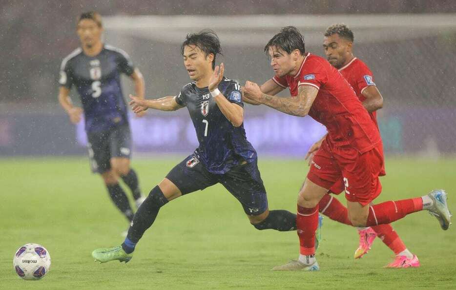 サッカーW杯アジア最終予選のインドネシア戦で前半、攻め込む三笘薫＝ジャカルタ（蔵賢斗撮影）