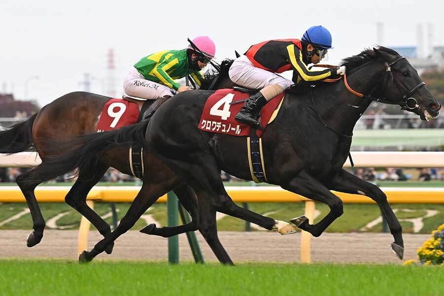 G2東京スポーツ杯2歳ステークスを制した北村友一騎手とクロワデュノール（右）【写真：産経新聞社】