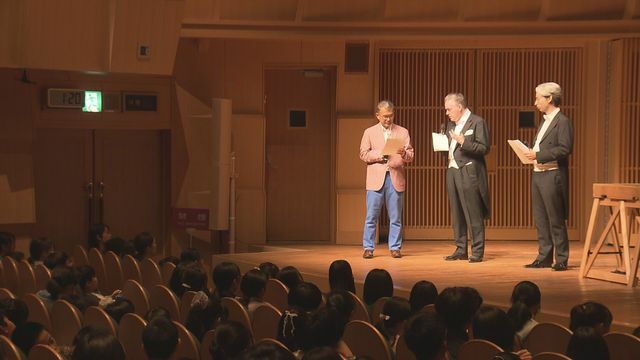 講演するウィーン・フィルの団長(檀上中央)＝10日午後1時ごろ、ハーモニーホールふくい