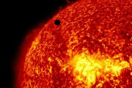 太陽面を通過する金星。金星の上空にはちょうどいい温度の層があるという（写真：Solar Dynamic Observatory/NASA/AP/アフロ）