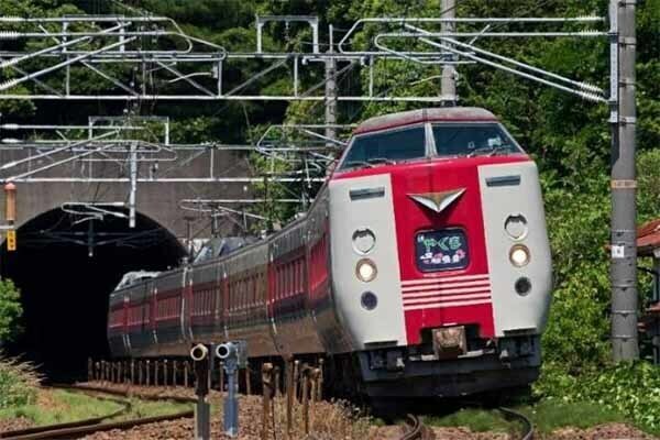 特急「やくも」として走る381系電車（画像：京都鉄道博物館）。