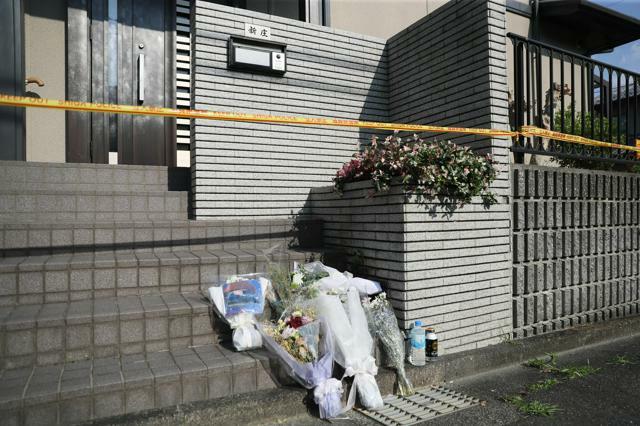 亡くなった保護司の自宅前には花束が供えられていた=2024年6月12日午後4時20分、大津市、木子慎太郎撮影