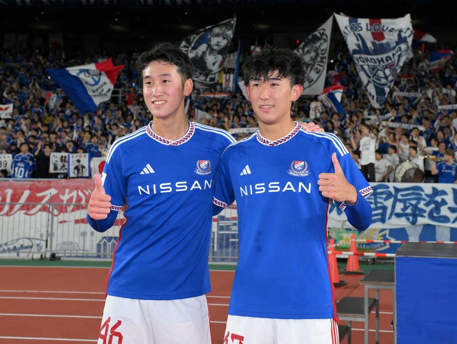 　試合後、笑顔を見せる横浜Ｍ・浅田大翔（左）と望月耕平（撮影・伊藤笙子）