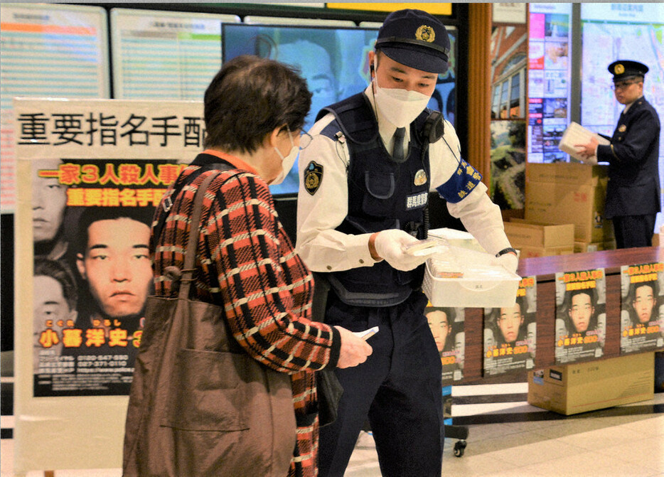 旧群馬町（現高崎市）の一家３人を殺害したとして、県警が指名手配する小暮洋史容疑者についての情報提供を呼びかける警察官＝高崎市のＪＲ高崎駅で２０２４年１１月１日午前１０時３０分、加藤栄撮影