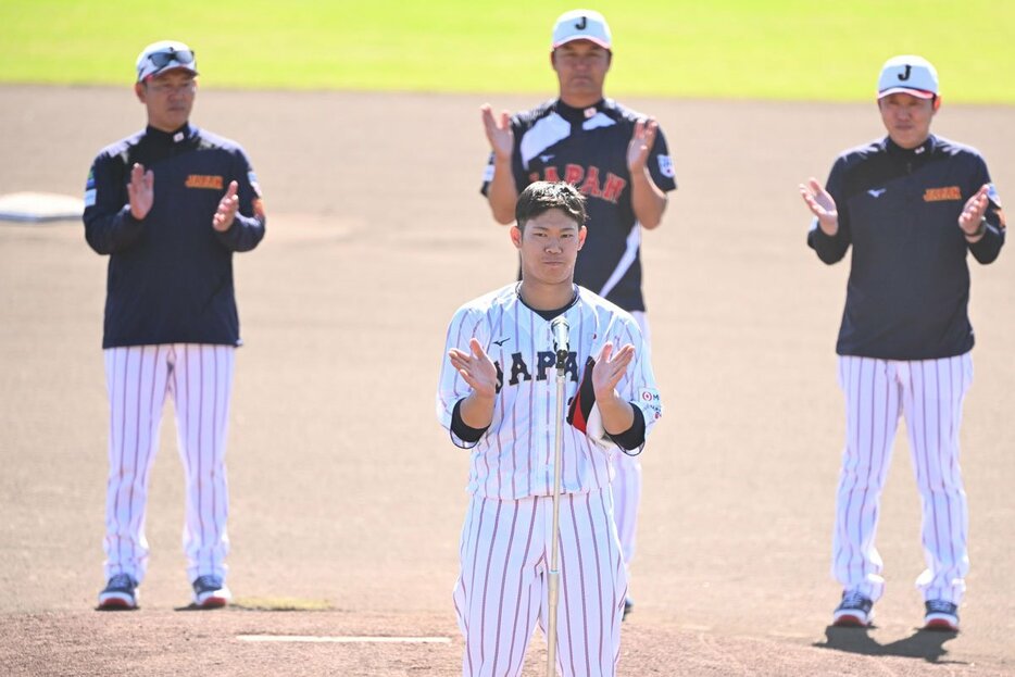 一本締めの坂倉将吾　左奥は井端弘和監督