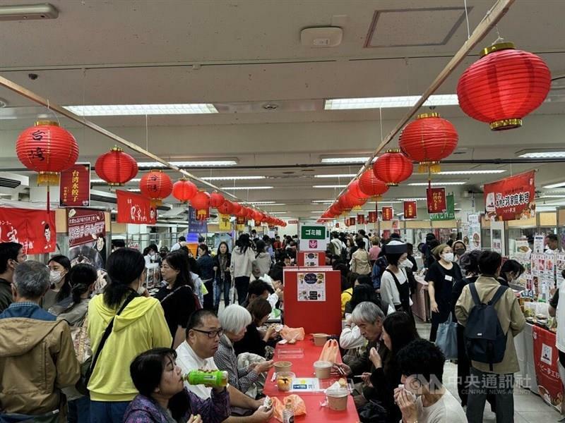 東京・新宿の京王百貨店新宿店で行われている「台湾フェア」の来場者たち＝2日、楊明珠撮影