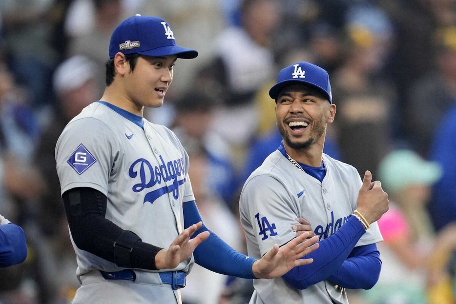 ドジャースのベッツ（右）と大谷（AP）