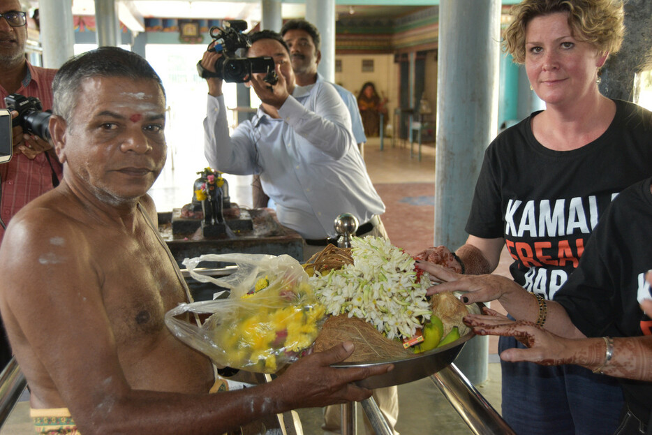 インド南部タミルナド州トゥラセンドラプラム村の寺院で、ハリス米副大統領の当選を祈って行われたヒンズー教の儀式に参列した米国人女性（右）＝５日