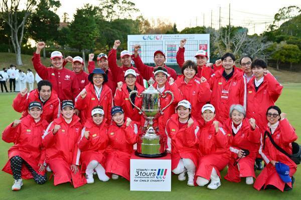 昨年大会を制したJLPGAチーム（写真：Getty Images）