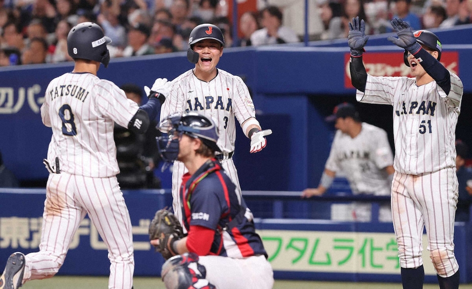 ＜日本・チェコ＞7回、3ランを放った辰己（左）を迎える清宮（中）と小園（撮影・椎名　航）