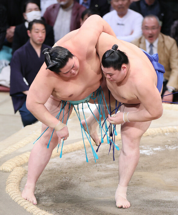 琴桜（左）は大の里を上手投げで下し、１敗を守る＝２３日、福岡国際センター