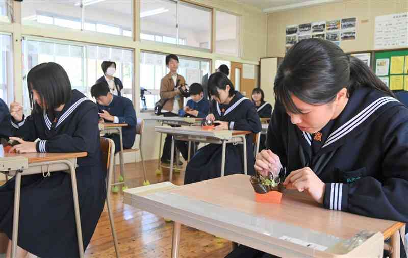 抹茶を使ったモンブランを試食する生徒たち＝13日、山鹿市