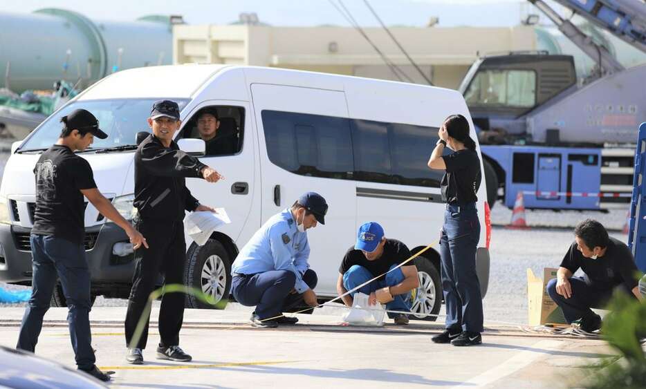 抗議活動中の女性を制止した警備員が死亡した事故現場で実況見分を行う捜査員＝4日午前9時45分、沖縄県名護市（大竹直樹撮影）