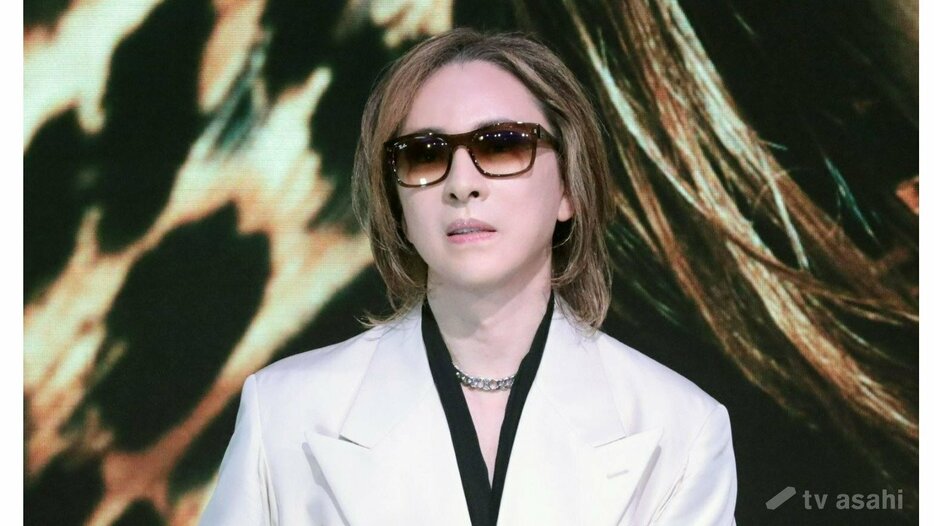 歩けるようになったYOSHIKI、最新ファッションを紹介「ハグを避ける理由もあって」