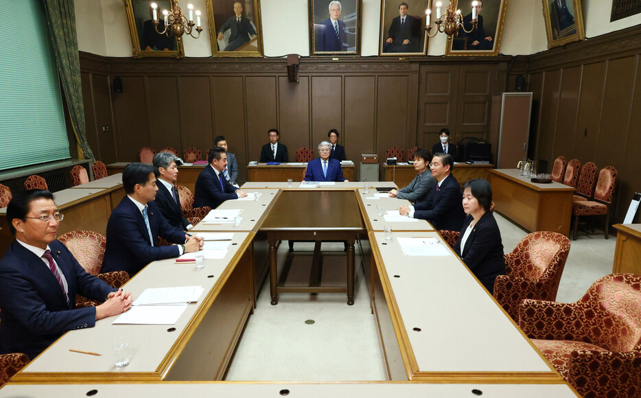 参院政治倫理審査会の幹事懇談会に臨む与野党の幹事ら。＝２９日午後、国会内