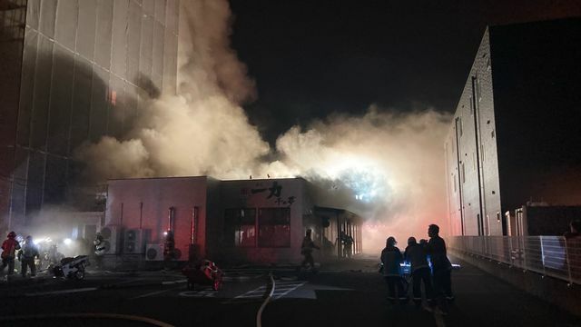 火事現場のラーメン店=午後9時45分ごろ、福井市高木中央3丁目