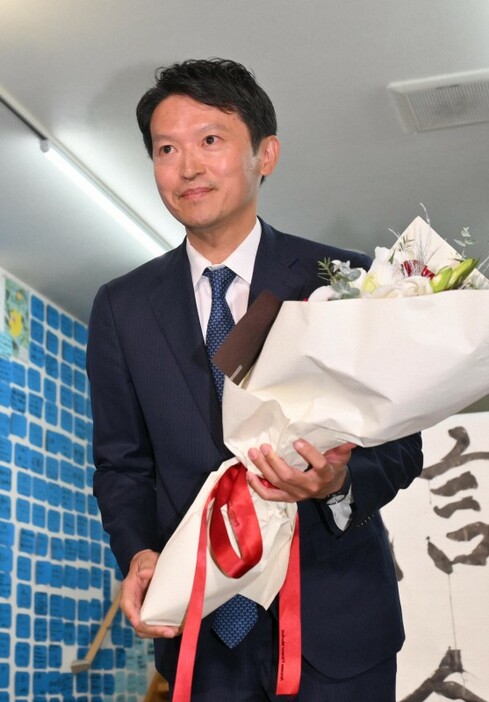 当選確実となり、花束を手に笑顔を見せる斎藤元彦氏＝神戸市中央区で2024年11月17日午後9時47分、北村隆夫撮影