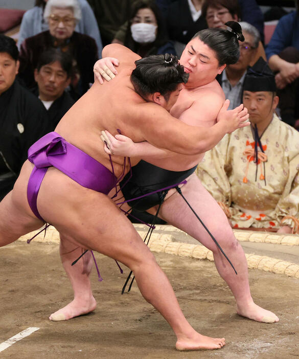 大相撲九州場所　2日目　時疾風は寄り切りで尊富士を破る（撮影・加藤孝規）