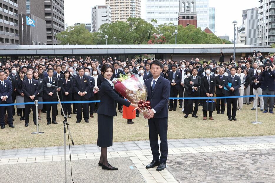 兵庫県知事選挙で再選を果たし、就任式で花束を受け取る斎藤元彦氏（手前右）＝2024年11月19日、神戸市中央区 - 写真＝時事通信フォト