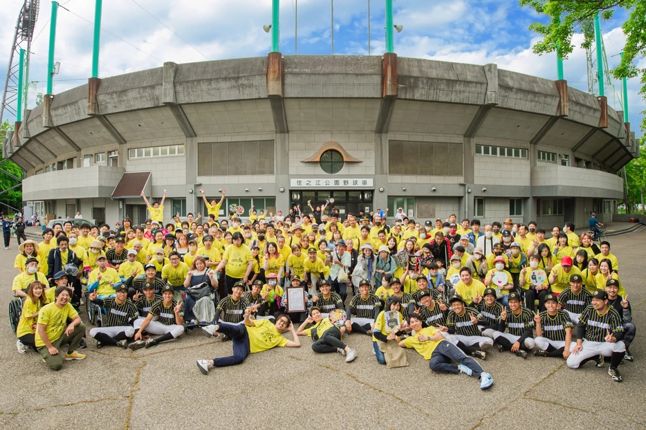 住之江公園野球場で行われた大阪府予選優勝後の集合写真。障害のある利用者達も応援にかけつけた