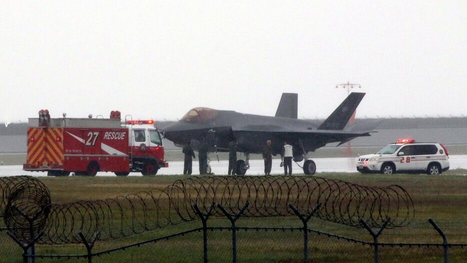 着陸拘束装置を使用して停止したF35A（1日午前11時15分、岩国市の米軍岩国基地）