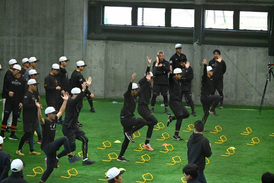 「走りの学校」のトレーニングを行う巨人ナイン