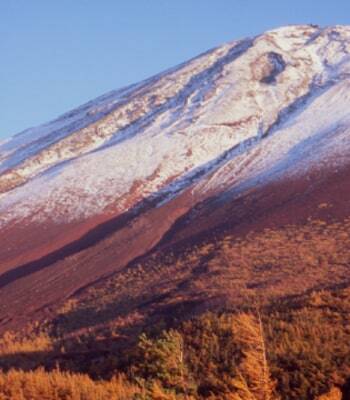 富士山登山鉄道構想でルート予定にある鳴沢村奥庭からの見た富士山　photo by gettyimages