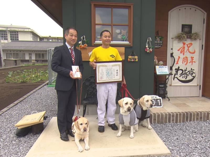 盲導犬育成の助成金を寄付した店主の古川和美さん（右）と感謝状を贈った早田一幸施設長＝１日、関市小屋名、わん蕎庵