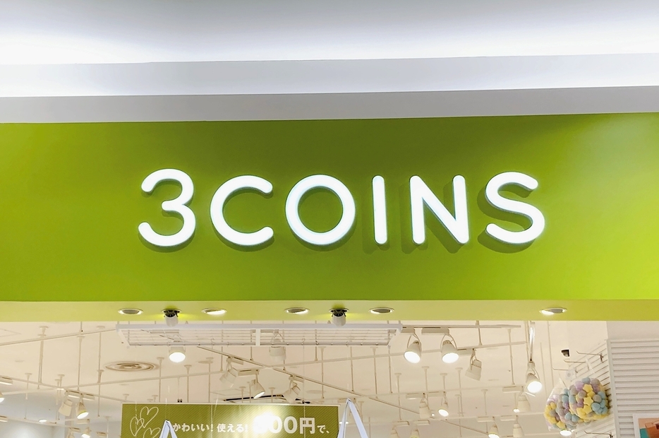 3COINS（スリーコインズ）の看板写真