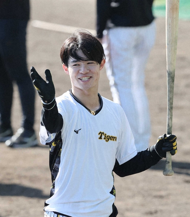 バットを手に笑顔の阪神・中野（撮影・椎名　航）