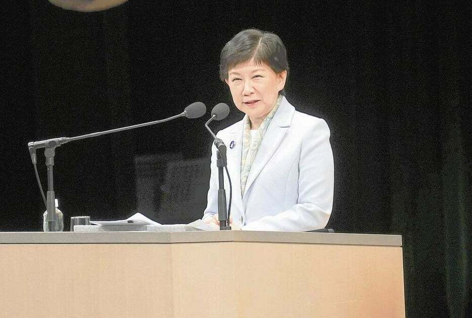 記念講演で平和への思いを伝える中満氏（広島大で）