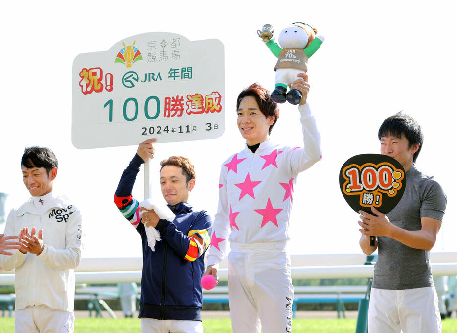 JRA年間１００勝を達成した松山弘平騎手（右から２人目）（カメラ・石田　順平）