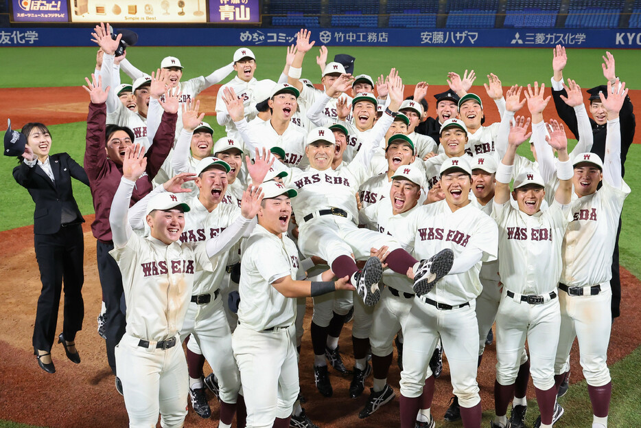 東京六大学野球秋季リーグ戦の優勝決定戦、明大―早大が１２日、神宮球場で行われ、早大が４―０で勝って春に続き２季連続の優勝を果たした。写真は、胴上げされる早大の小宮山監督（中央）。