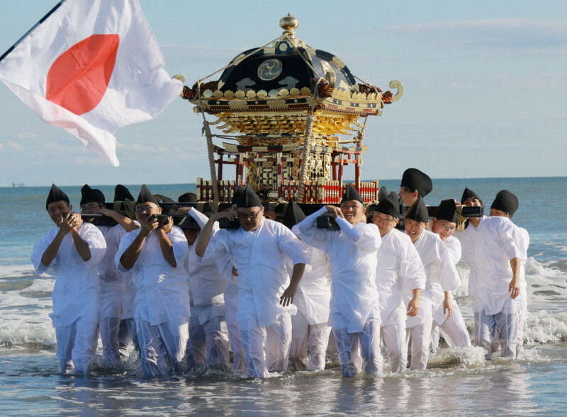 みこしを担ぎ、海の中を練り歩く浦賀神社の氏子ら＝千葉県旭市で2024年11月7日午後2時15分、近藤卓資撮影