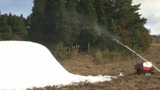 造雪機稼働で小さな雪山＝20日午前9時半ごろ、スキージャム勝山