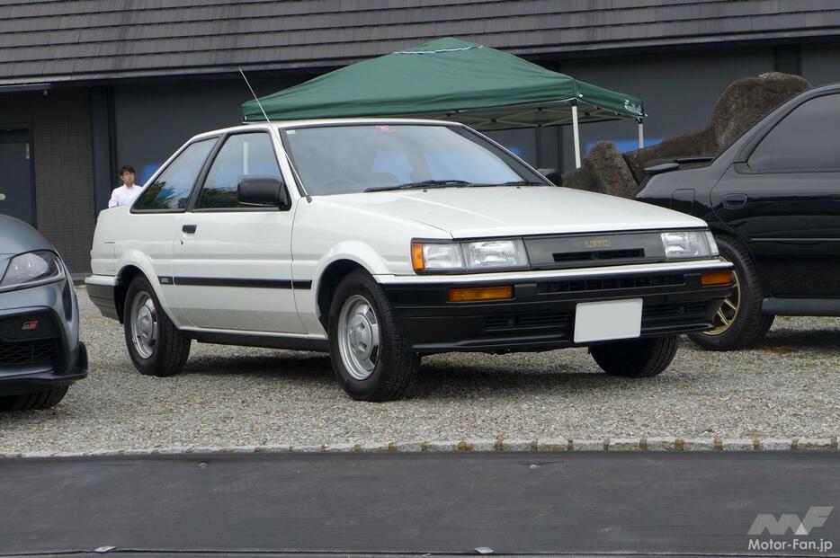 ステージ脇に展示されていたAE86型カローラ・レビン。