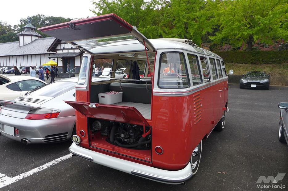 VWタイプII・アーリーバスのリヤビュー。VWタイプIIデラックスからリアのコーナーウインドウが廃止されるのは1964年から。それ以前はコーナーウインドウによってハッチゲートは小さなサイズのものがついていた。リアドアのヒンジがサイドウインド...