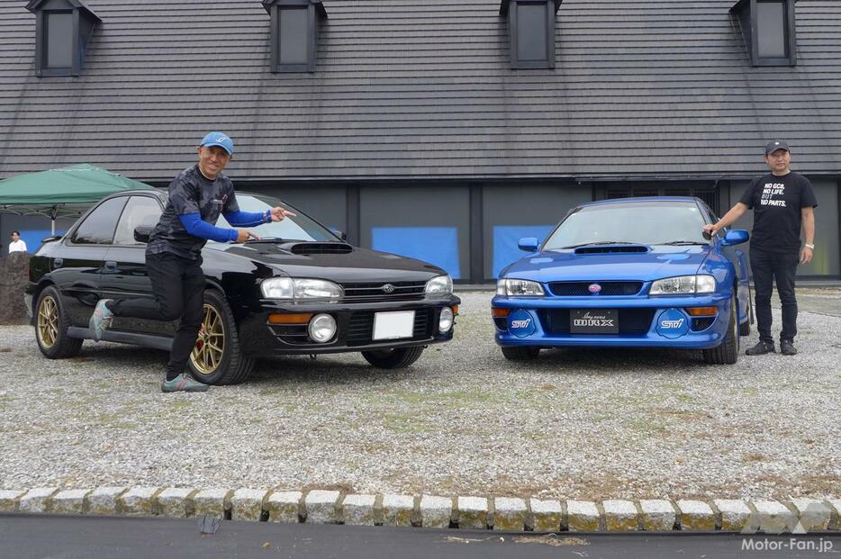 ステージ脇に展示されたマリオ高野さんのインプレッサWRX(左)と手島彰さんのインプレッサ22B（右）。