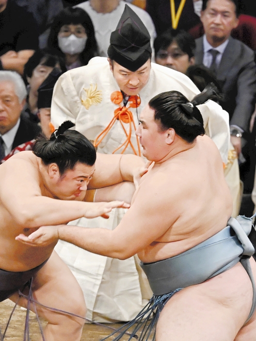 九州場所の初日に取組を裁いた行司の木村寿之介さん（奥）（10日）