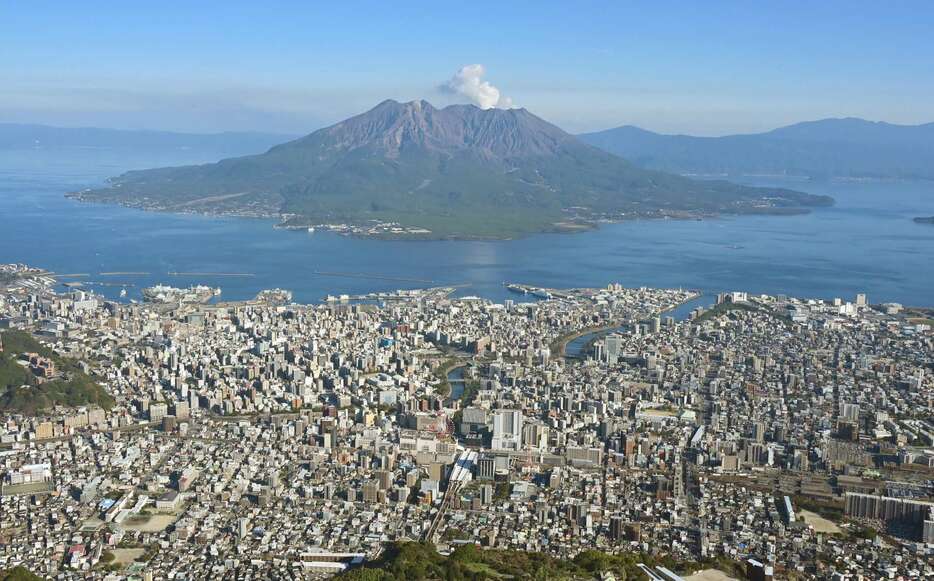 上空から望む鹿児島市の街並み