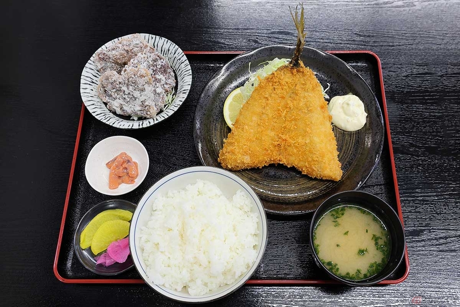 「市場食堂　せん政水産」の「てっぱつあじのフライとくじらの竜田揚げ定食」（B定食）。アジフライの大きさにビックリ