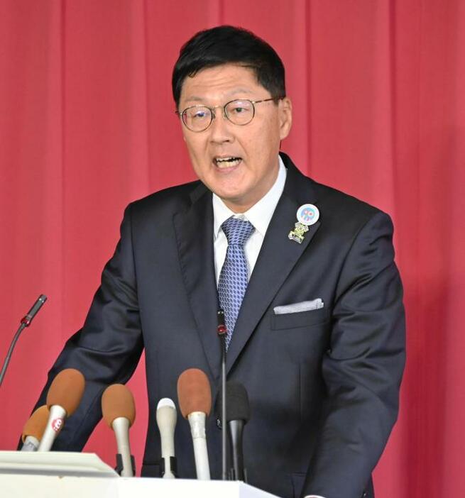 今治市長選での再選を目指し、立候補を表明する徳永繁樹市長＝14日午前、今治市内