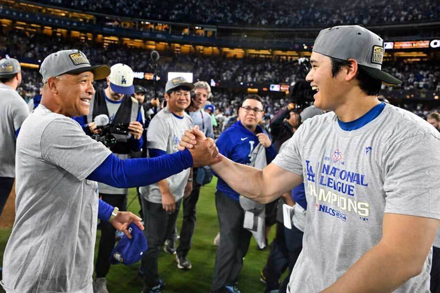 ドジャース・大谷翔平（右）とデーブ・ロバーツ監督【写真：Getty Images】