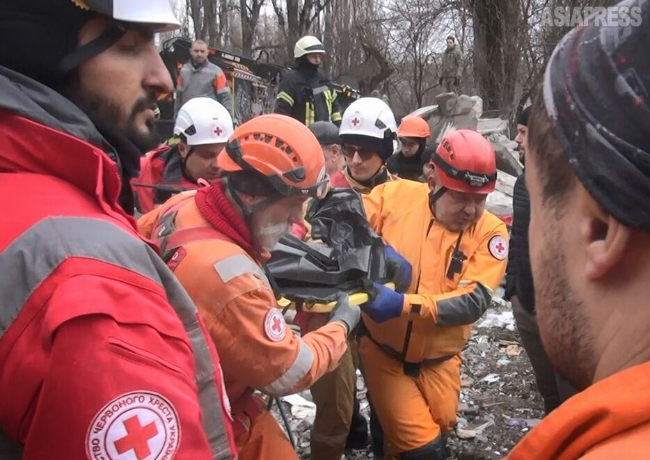 ドローン攻撃で崩壊したオデッサの集合住宅。がれきの中から、幼い子どもの遺体が運び出された（撮影：玉本英子）