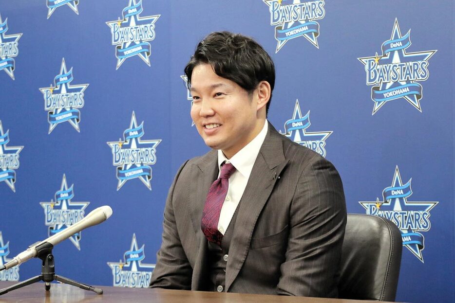 年俸１億円でサインし、記者会見に臨む森原＝横浜市中区の球団事務所