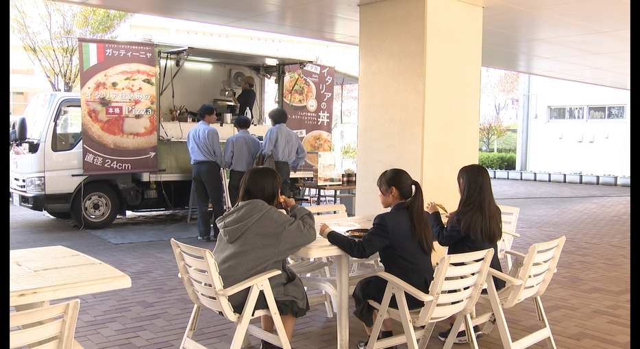 神戸市立須磨翔風高校に姿を見せたキッチンカー