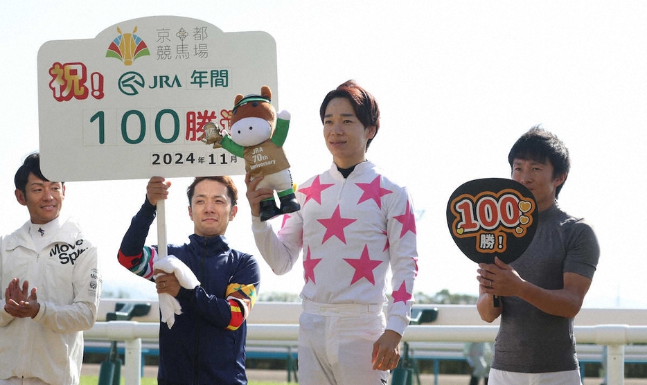 JRA年間100勝を達成した松山弘平騎手（右から2人目）（撮影・亀井　直樹）　