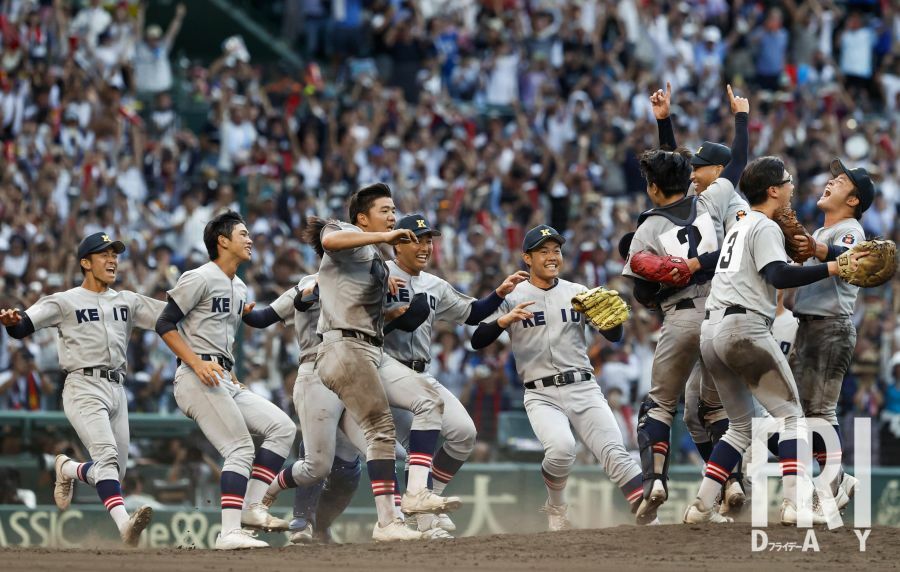 昨年夏、仙台育英を破って107年ぶりの甲子園優勝を果たした慶應高校野球部。その“従来の高校球児”らしからぬ姿が話題を呼んだ（PHOTO：共同通信社）