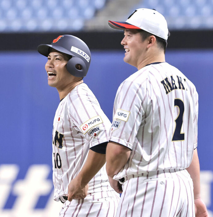 笑顔の牧秀悟（右）と桑原将志（カメラ・小林　泰斗）