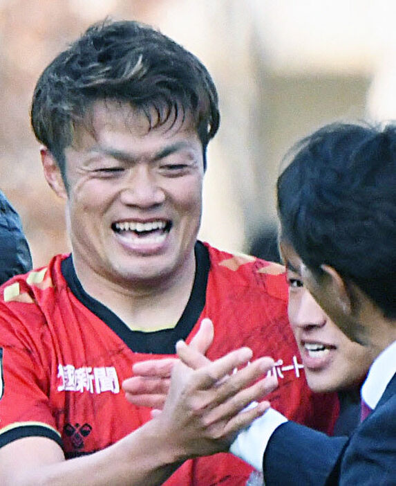 試合後に伊藤監督と握手するJ３金沢のDF畑尾